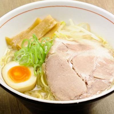 【虎ノ王ラーメン】豚骨ベースの醤油味。麺は細ストレート麺。具はバラ肉のトロトロチャーシューと、ネギの写真