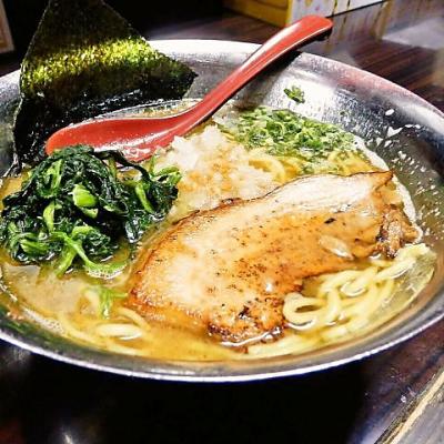 千葉県銘柄鶏『錦爽地鶏』丸鶏を10時間じっくり煮込んだコラーゲンと旨味たっぷりスープ「鶏白湯ラーメン」の写真