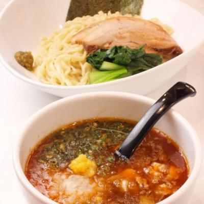濃厚なスープから取ったタレに特製の手もみ麺を合わせたまぜ麺。海老に合う具材をまぜて「海老つけ麺」の写真